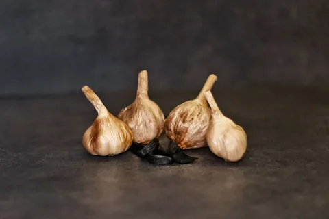 تصویر 3 از سیر سیاه ستاره دخت محصولی اصیل با رنگ تیره طبیعی